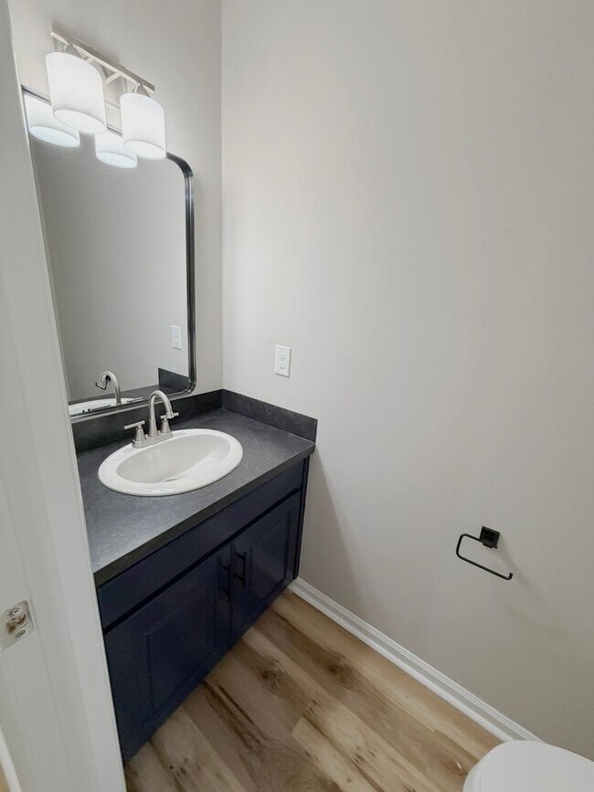 Foto del edificio - City Townhome – 2 Bed, 1.5 Bath + 2 Parking Spots!