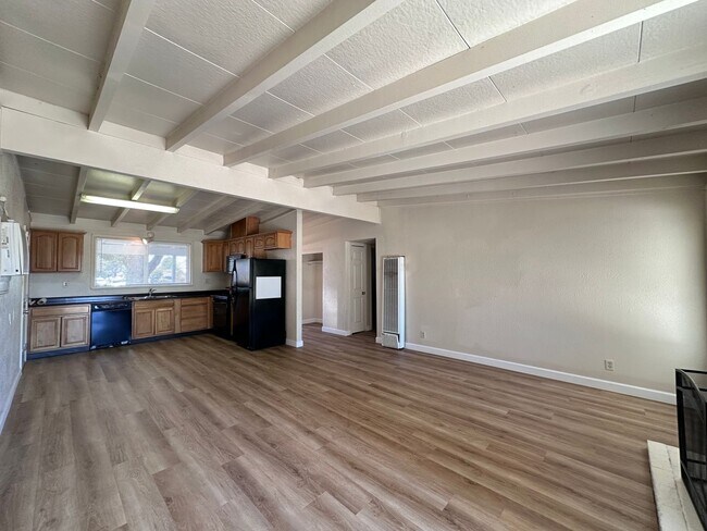 Foto del edificio - New Flooring Throughout