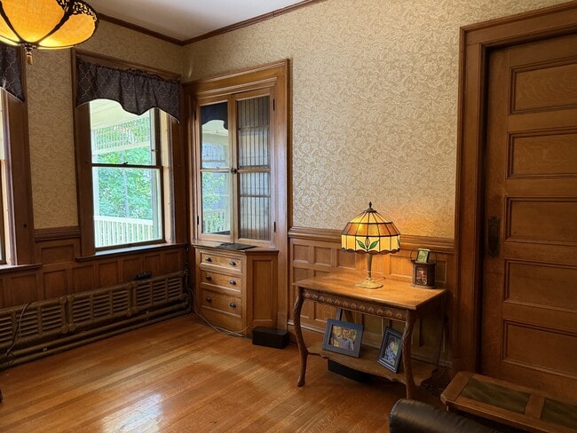 Foto del edificio - Heat and Historic Charm Included!