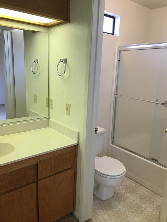 Building Photo - Excellent Turlock 2 Bedroom 2 Bath Townhouse