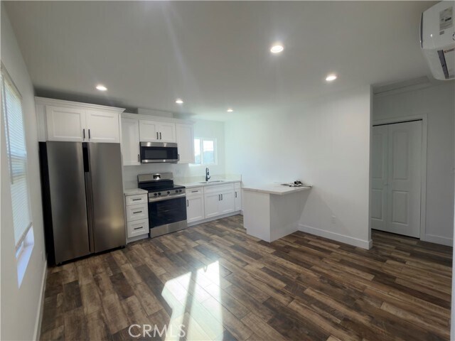 Building Photo - 521 W 78th St