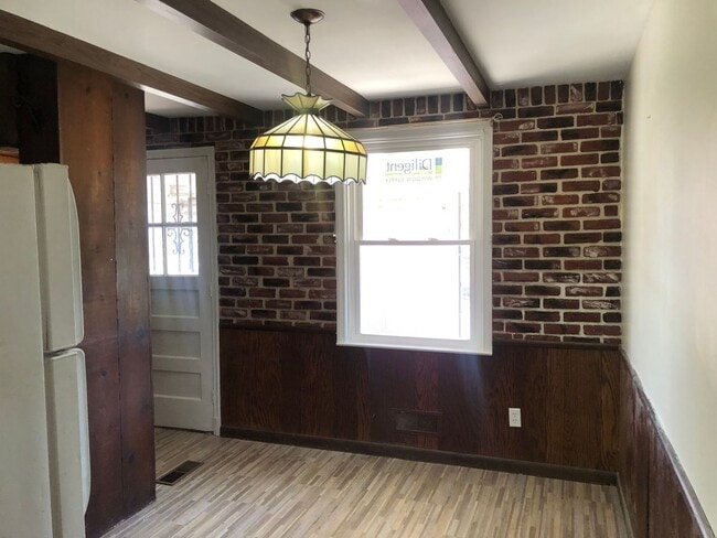 Building Photo - 2 Bedroom 1.5 Bath