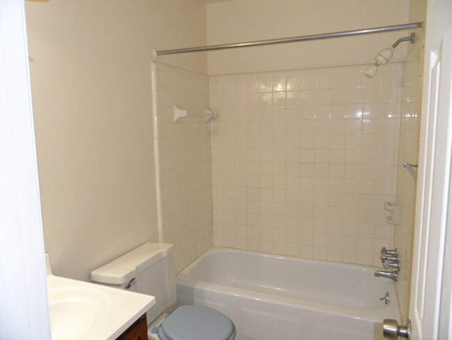 Foto del edificio - 17124 Clinton River Rd