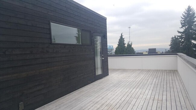 Foto del edificio - FREE RENT/OCT! Luxurious 2-Bedroom Townhom...