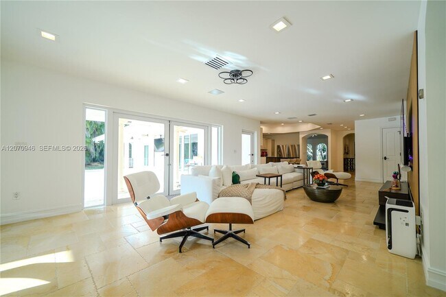 Foto del edificio - 8134 Twin Lake Dr