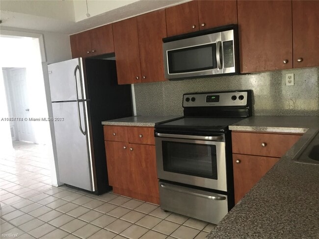 Building Photo - 3 br, 3 bath House - 6482 SW 10th Ct # 6842