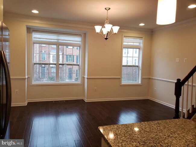 Foto del edificio - 23121 Dunlop Heights Terrace