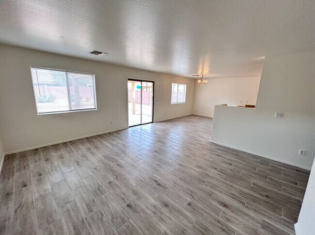 Foto del edificio - 5 bedroom + Large LOFT 3 full bathrooms!