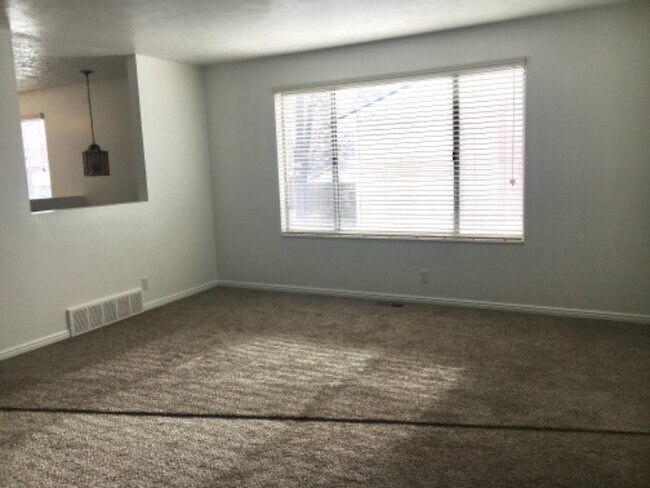 Foto del edificio - 5671 S 1250 E