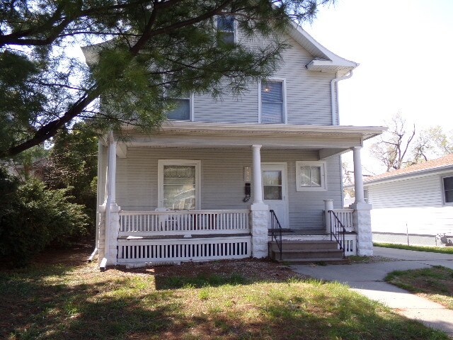 Building Photo - Perfect 4BR College Home Near East Campus