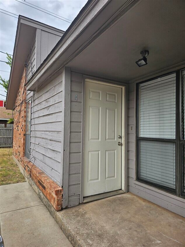 Foto principal - 913 NE Rogers Ln