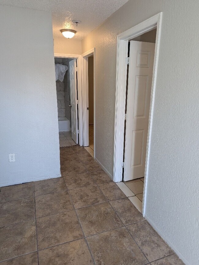 Building Photo - Cozy duplex with 3 bedrooms and 2 baths