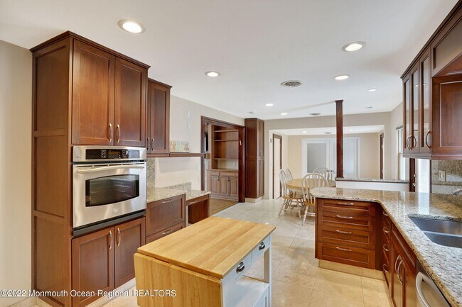 77 Pinewood Ave photo'