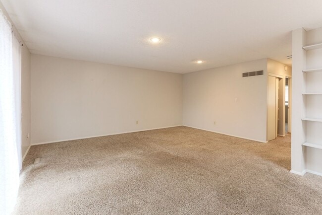 Building Photo - {10919} Quivera Falls Condo + Attached Two Car Garage + Maintenance Provided Community + Communit...