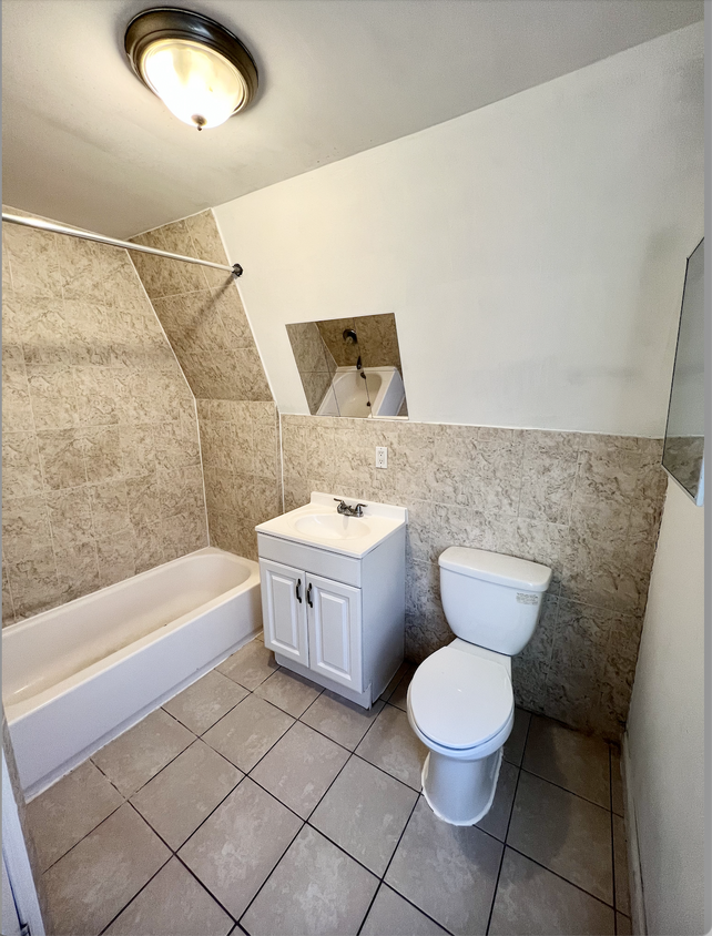 Baño - 38 N 22nd St