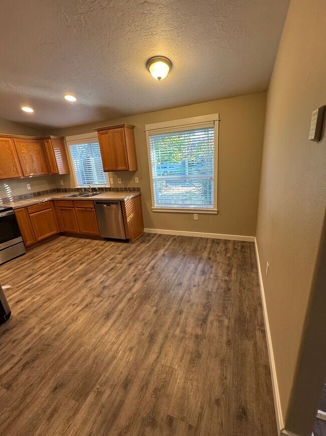 Foto del edificio - Gorgeous 4 bedroom, 2 bath, Albany