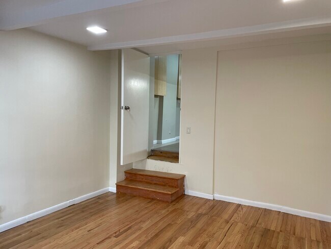 Building Photo - 465 Grand St