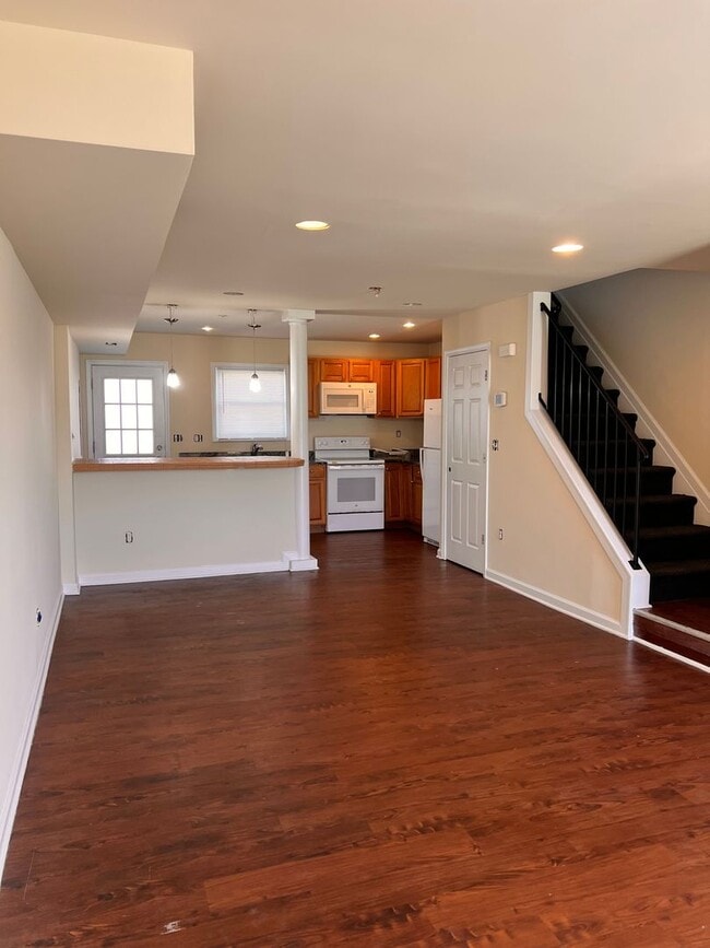 Building Photo - Spacious 4-Bedroom Townhome – Newly Renova...
