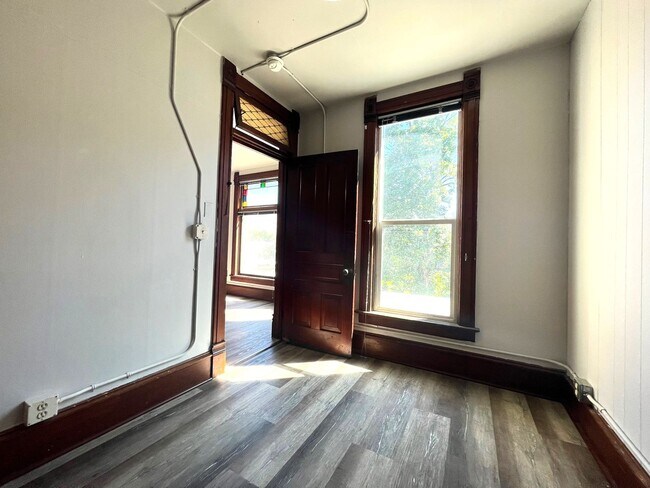 Foto del edificio - Light Filled Top Floor 1 Bedroom in Unbeatable Hip Strip Location!