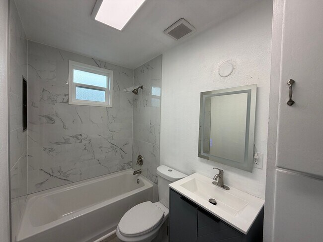 Building Photo - Spacious 3-Bedroom with City Views