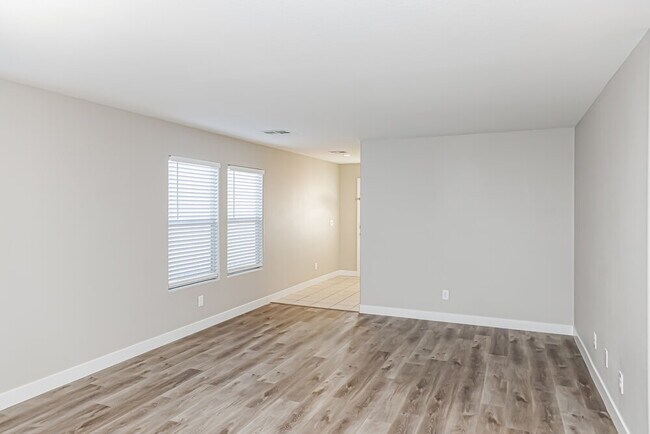 Foto del edificio - 318 Silverado Pines Ave