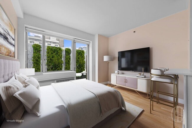 Building Photo - 505 W 47th St