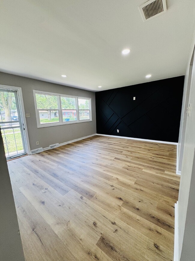 Building Photo - Your ideal home in Gary!