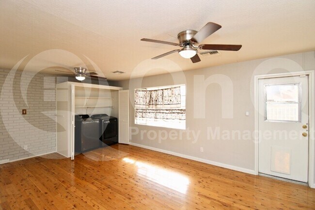 Building Photo - 3813 W Rose Ln