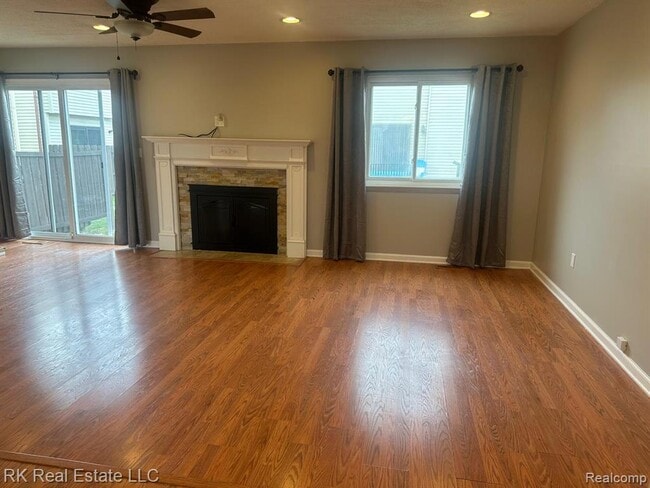 Foto del edificio - 2824 Roundtree Dr