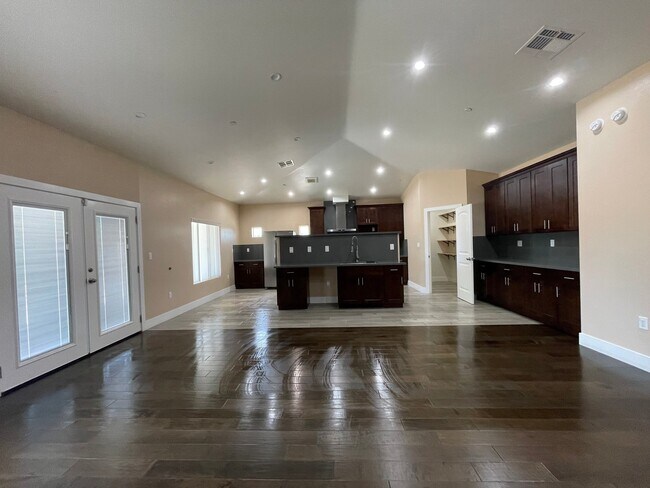 Foto del edificio - 17515 Live Oak St