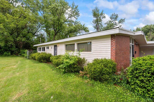Building Photo - 6452 Evergreen Blvd