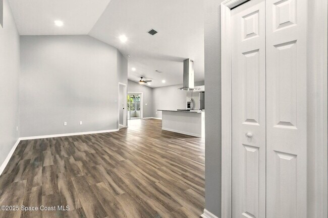 Foto del edificio - 460 Martigues Dr