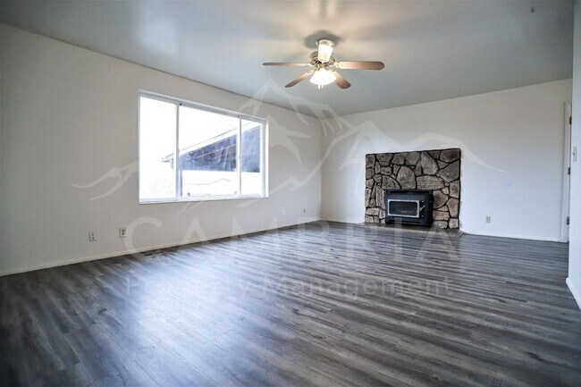 Building Photo - 4-Bedroom Home Available for Rent
