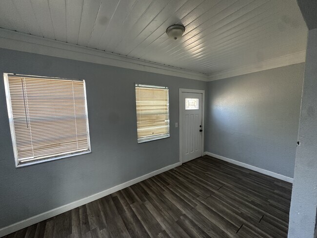 Building Photo - 3136 17th Ave S