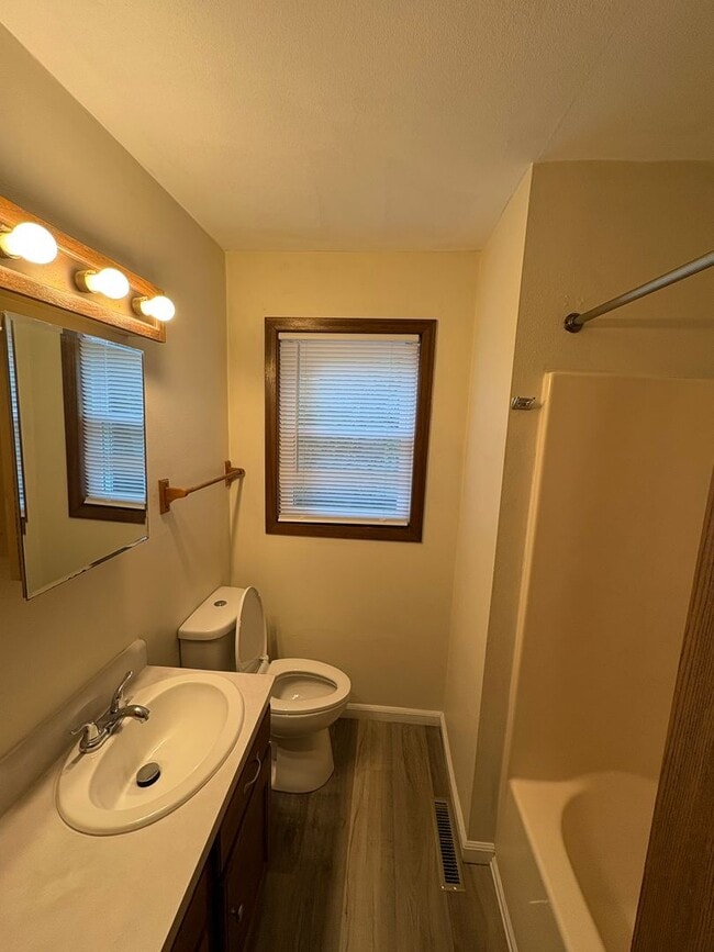 Building Photo - 2 Bedroom 1 Bathroom Duplex for Rent!