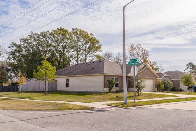 Foto del edificio - 627-627 E Fairway Lake Dr