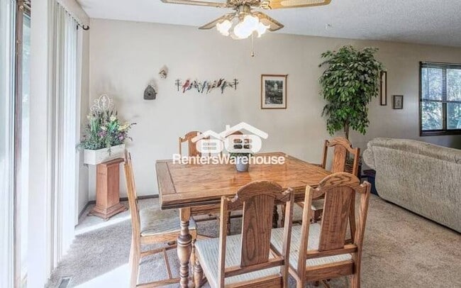 Building Photo - Available 12/1 - Cozy 2 Bed / 1 Bath Side ...