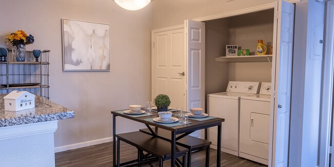 Foto del edificio - Lowry North Apartment Homes