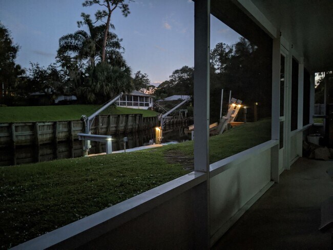 Foto del edificio - OCEAN ACCESS WATERFRONT! 3 bed / 2 bath wi...
