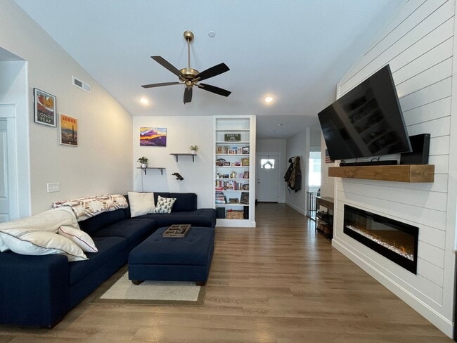 Foto del edificio - ADORABLE HOME EXREMELY CLOSE TO FORT RILEY! FENCED BACKYARD!