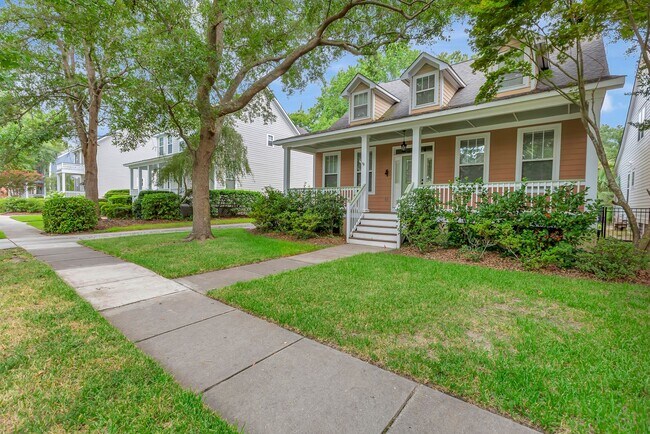 Foto del edificio - Charming two story home on a tree lined st...