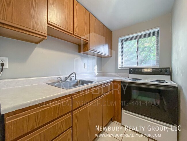 Building Photo - Welcome to Your Charming New Home in Westw...