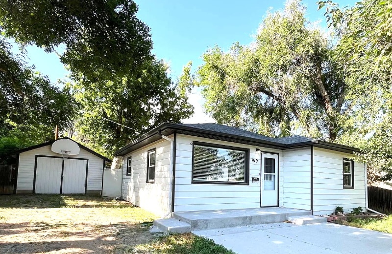 Primary Photo - 910 2nd Ave