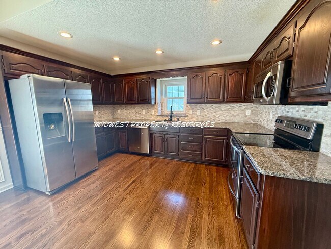 Foto del edificio - Ranch in Lee's Summit For Lease - Crisp, C...