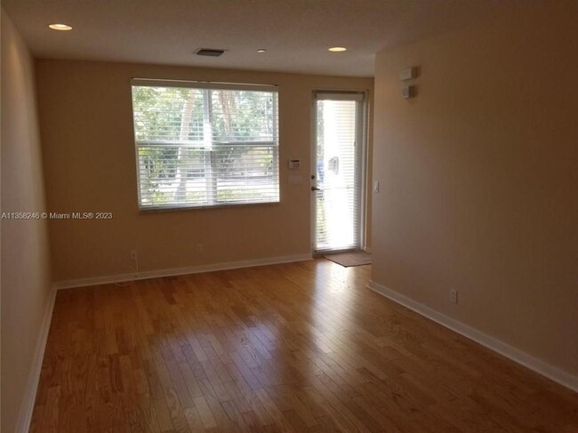 Foto del edificio - LARGE 3-bed, 3-bath townhome with 2-car ga...