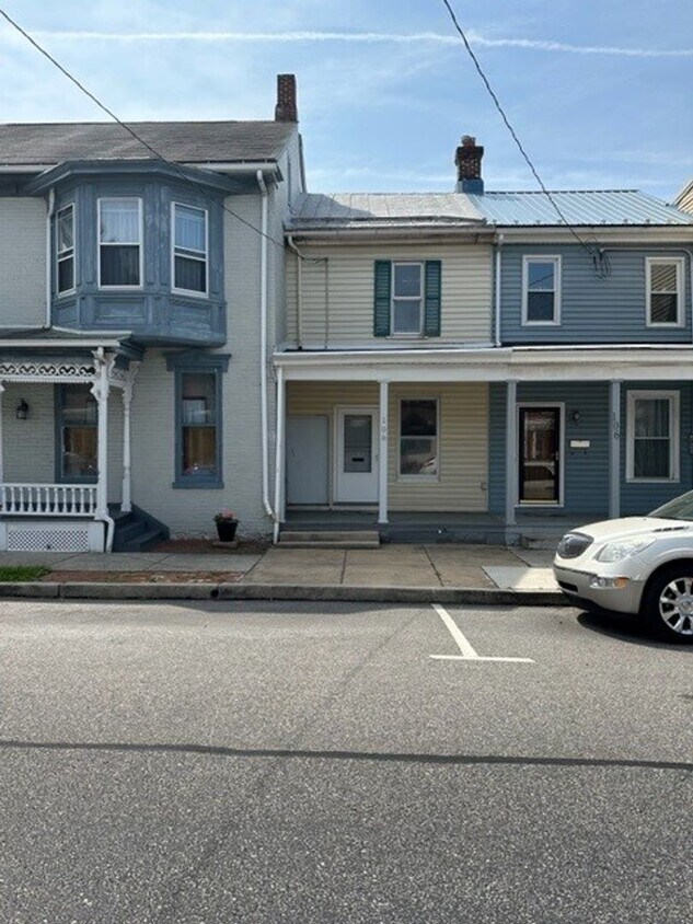 Foto principal - Charming two-bedroom, one-bathroom town-house