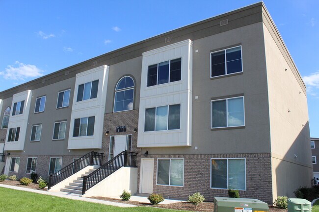 Building Photo - 827 E 550 S