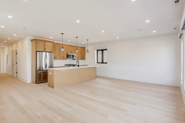 Building Photo - 1619 W Lawrence Ave