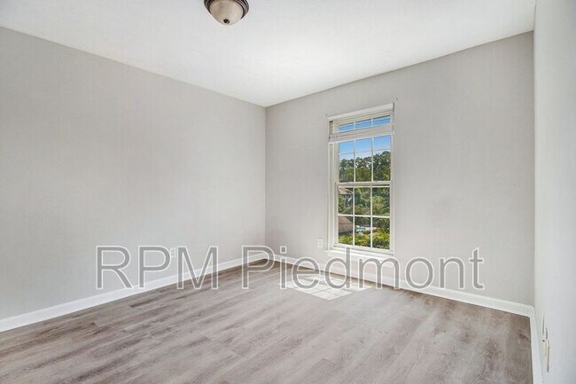 Foto del edificio - 2805 Northeast Expy