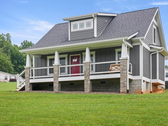 Lovely farmhouse on the hill with views - 105 Bobby Ridge Dr